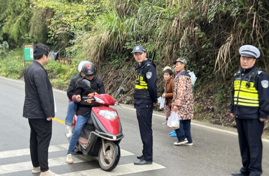 竹叶坪乡：规范交通执法 护航道路安全