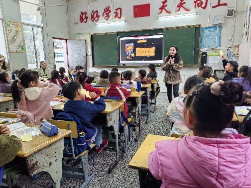 桑植县中小学瑞塔铺片区学校“走进新教材”教学比武复赛举行