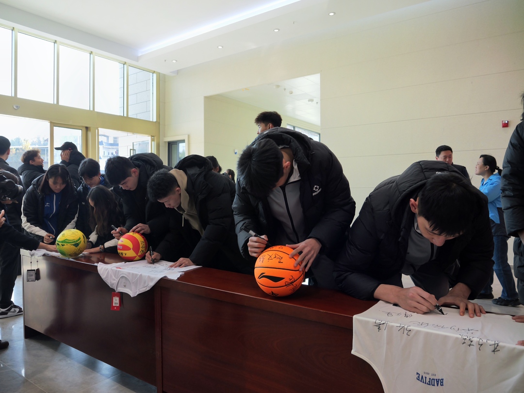 中国第一届青少年三大球运动会冠军队来桑开展学习纪念活动