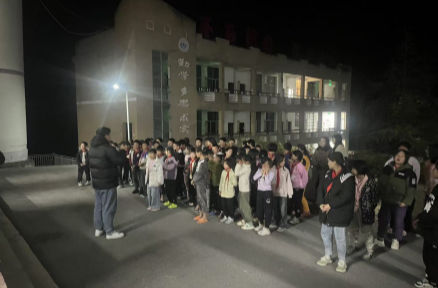 苦竹坪小学：夜深人静防火意 疏散演练记心中