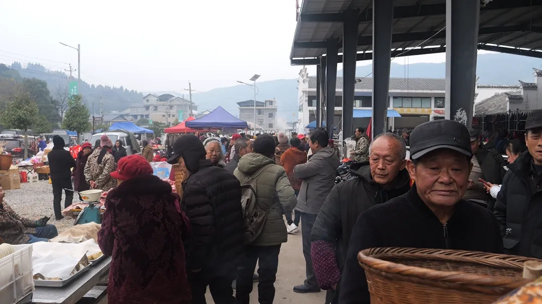 洪家关白族乡：赶集遇腊八 年味满集镇