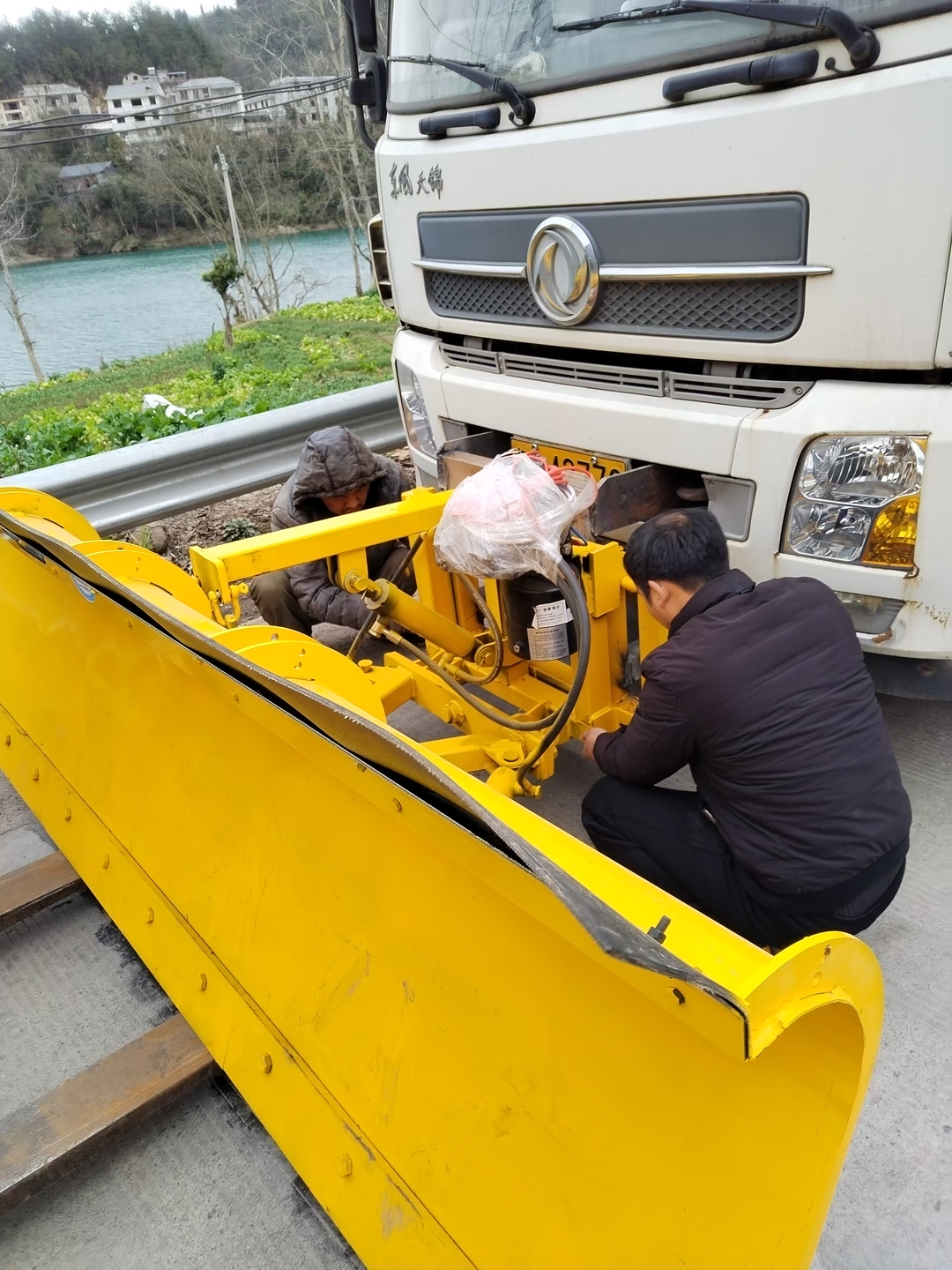 桑植县公路建设养护中心：防范低温雨雪天气 保障群众顺利出行