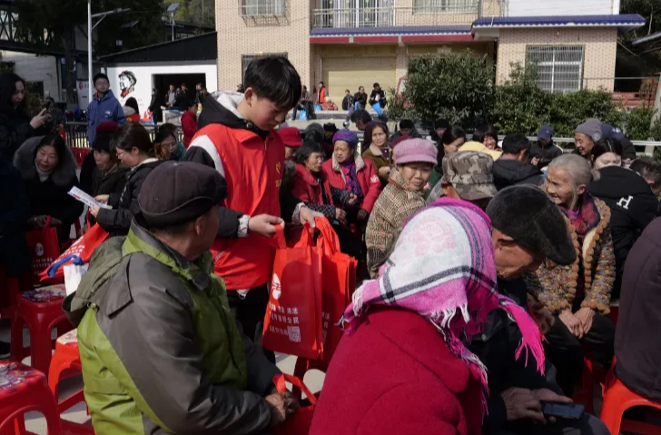 新春走基层丨返乡大学生变身法治宣传员 助力乡村法治建设