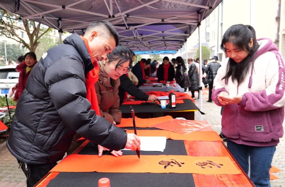 新春走基层丨翰墨飘香迎新春 书写祝福送万家