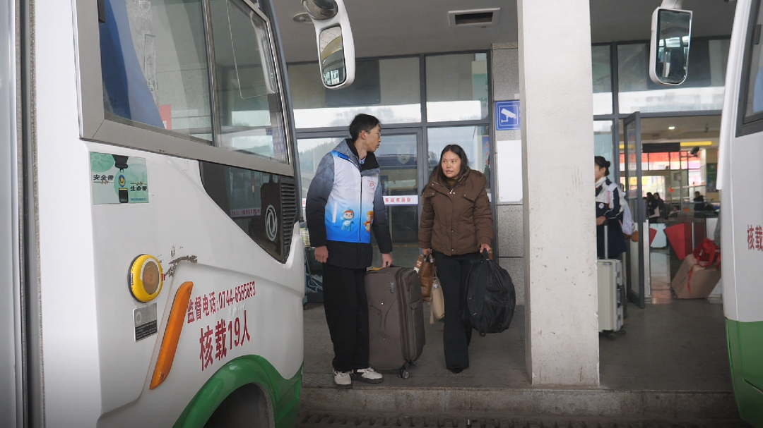 新春走基层丨志愿者温暖护航“回家路”