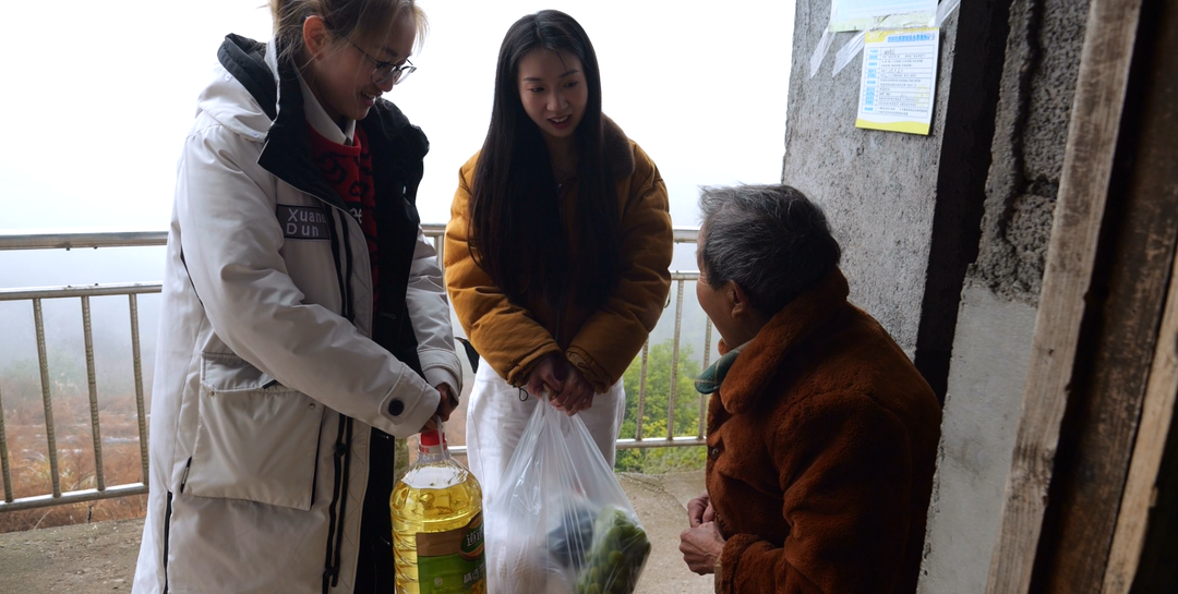 新春走基层 | 春节送温情 大学生志愿者为困难户送爱心