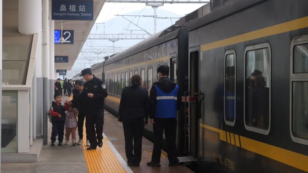 欢欢喜喜过大年 | 默默坚守 温暖旅客归途