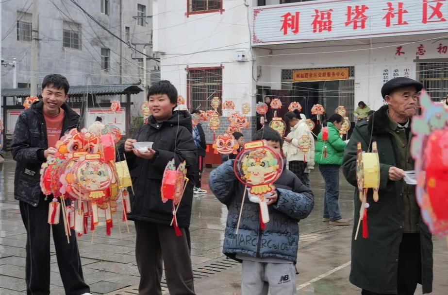 利福塔镇居民共度团圆日