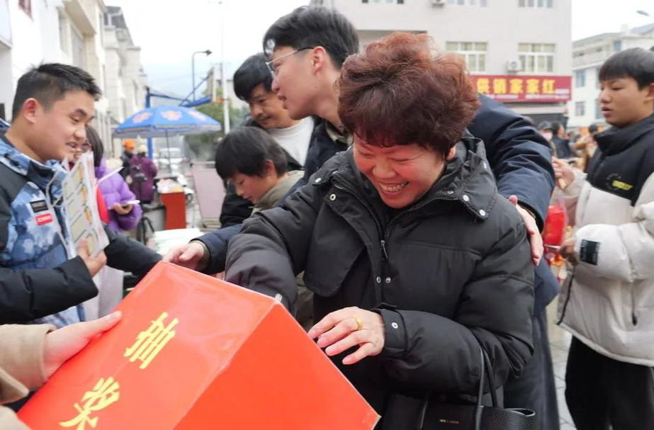 利福塔镇居民共度团圆日