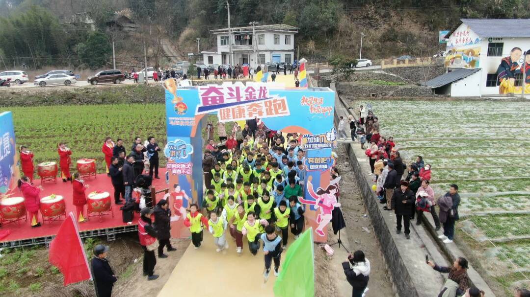 全民运动健身 | 金龙村首届锦绣杯迷你马拉松赛鸣枪开跑