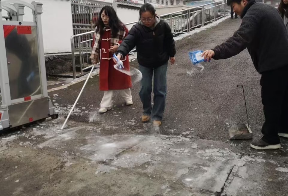 寒潮中的暖流：八大公山小学师生齐心扫雪护平安