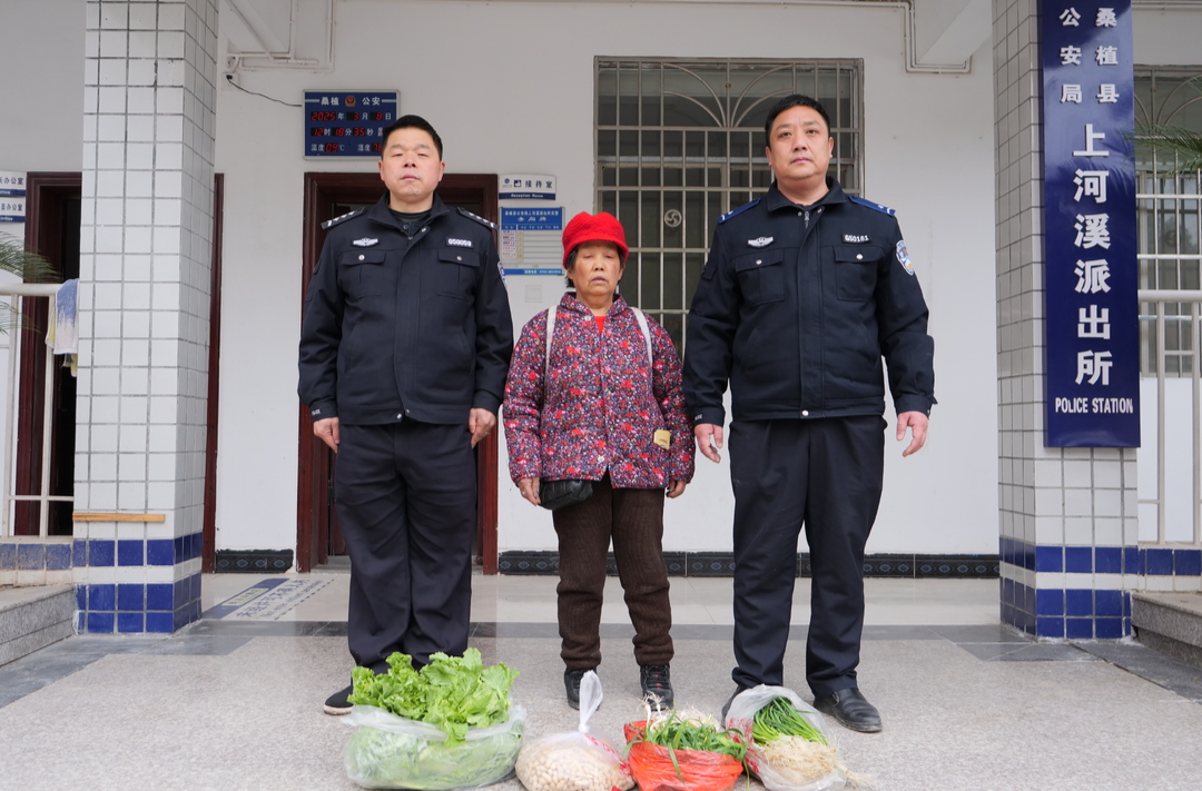 危急时刻挺身而出：上河溪辅警火场救人 村民感恩送菜表心意