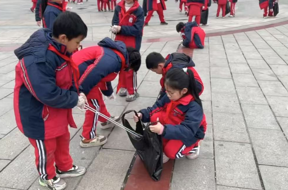 澧源镇第一小学开展“小手拉大手”学雷锋志愿服务活动