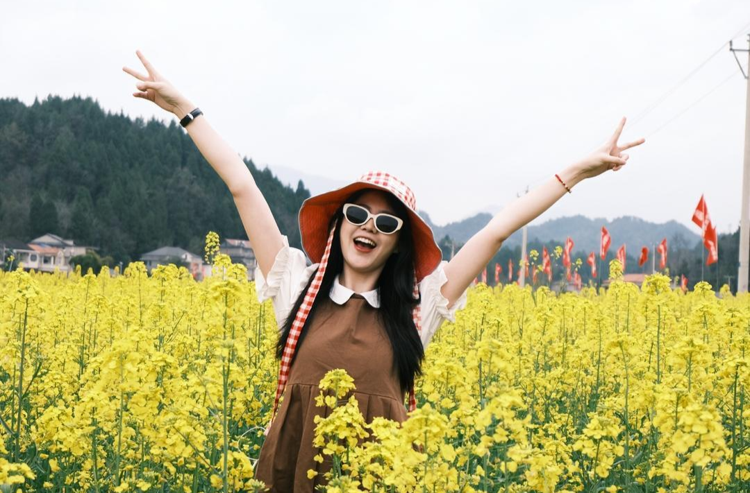 春和景明，快来和亲人朋友们打卡油菜花咯！