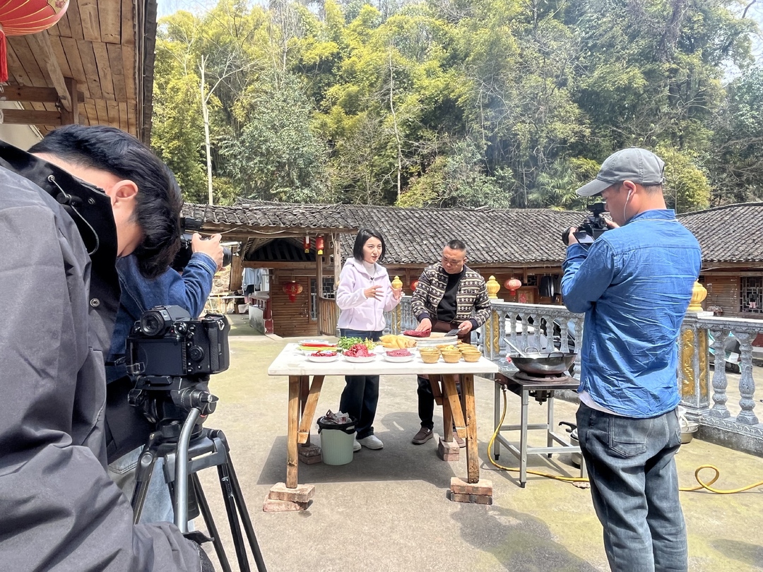 央视美食栏目《味道》走进民歌之乡 探寻舌尖上的桑植味道