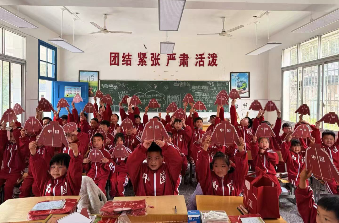 汀汀公益爱心校服捐赠仪式走进四方溪小学