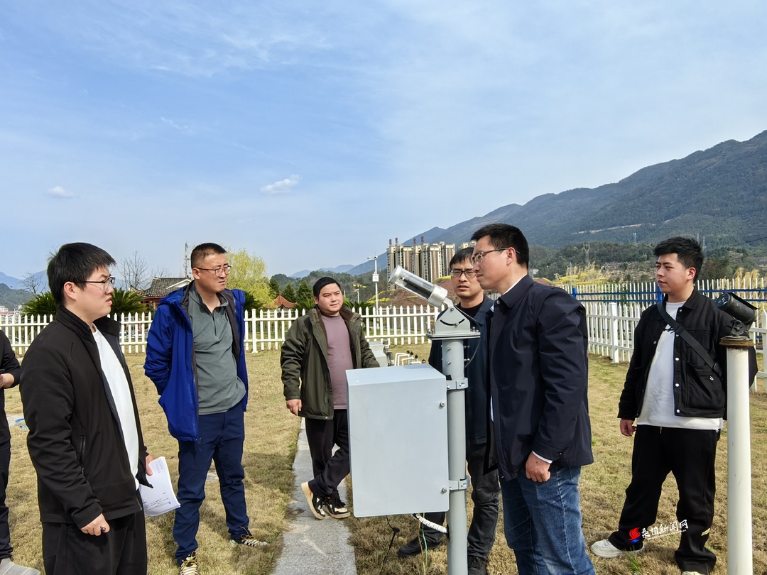 ​市气象局对桑植气象装备汛前观测质量体系开展内审