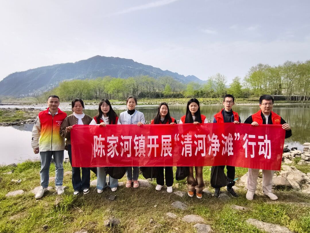 陈家河镇：开展河道保洁 共护水清岸绿