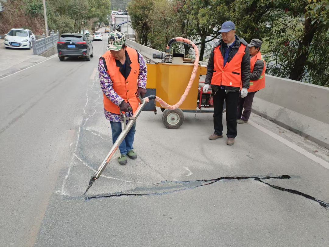 桑植县：精细“缝合”路面裂缝 全面提升道路安全通行水平