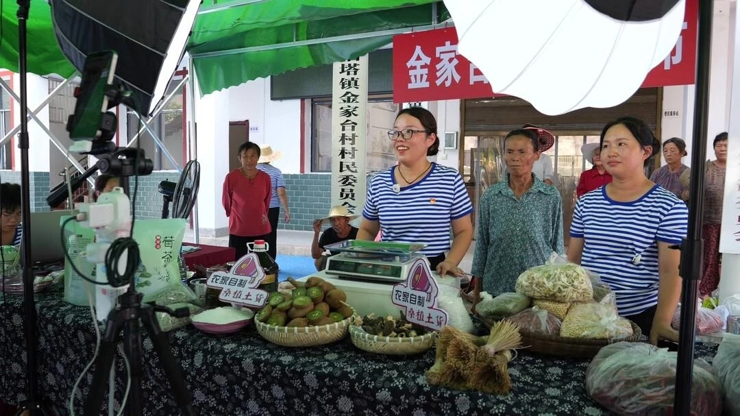 利福塔镇金家台村：村支书变身“带货主播”  助农增收一路畅