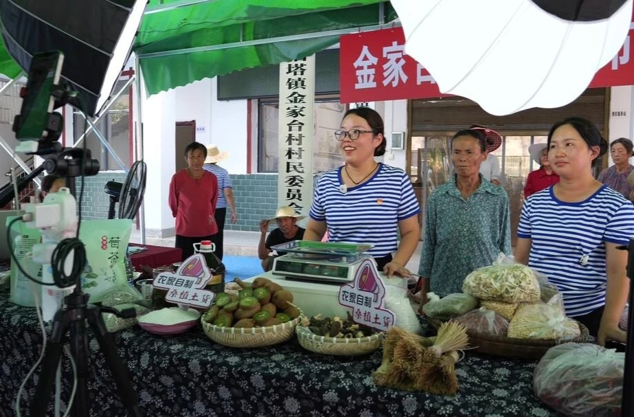 利福塔镇金家台村：村支书变身“带货主播”  助农增收一路畅