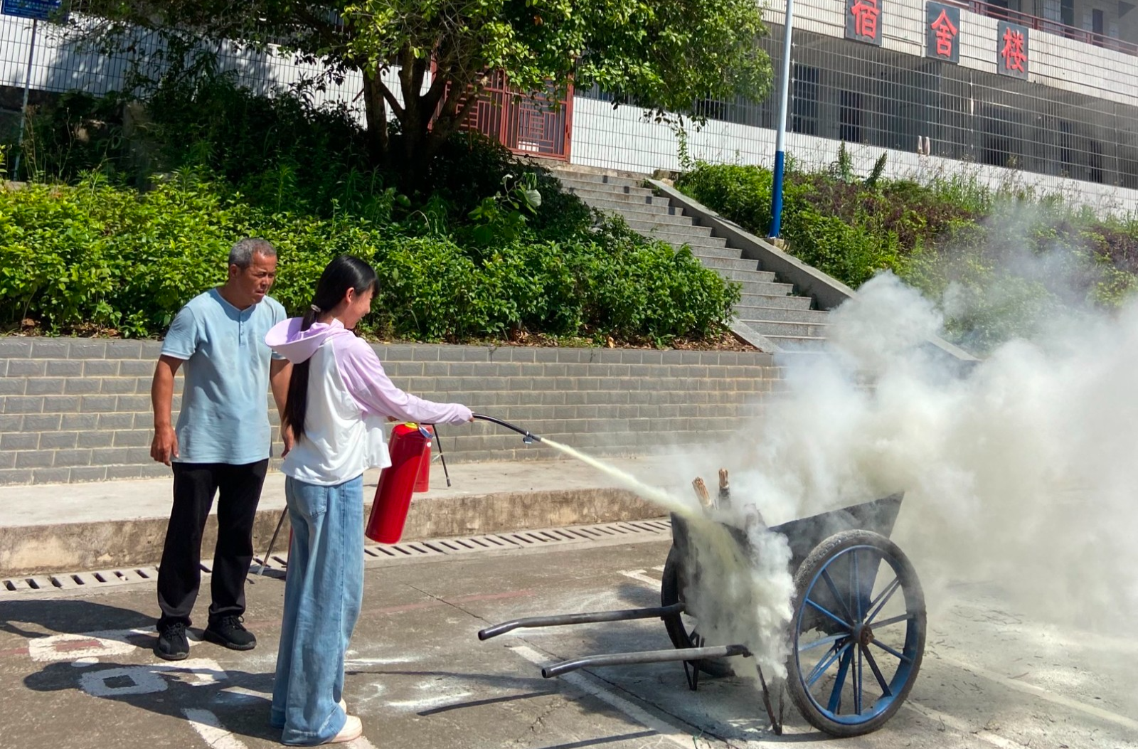 汨湖中学开展消防安全演练活动