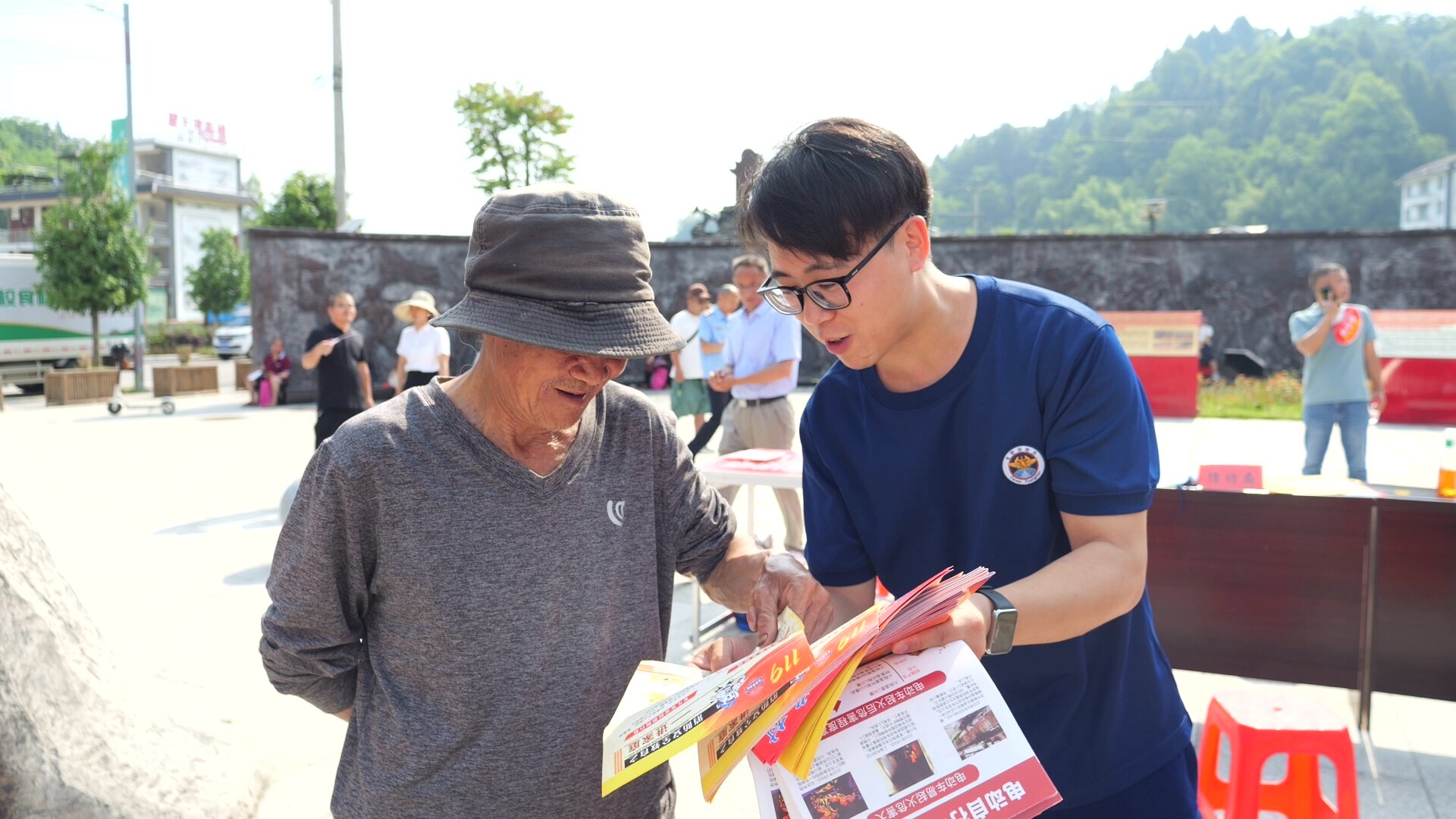 桑植县多部门联合开展农村法治宣传月活动