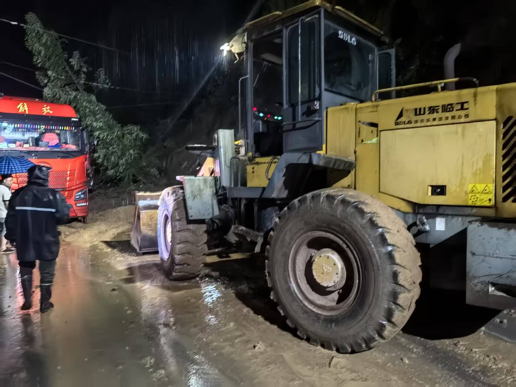 暴雨来袭！桑植县公路建设养护中心逆行抢险 彻夜守护道路畅通