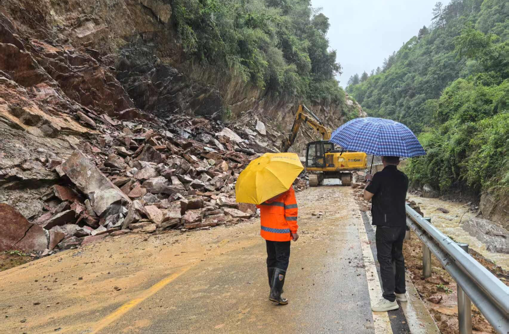暴雨来袭！桑植县公路建设养护中心逆行抢险 彻夜守护道路畅通