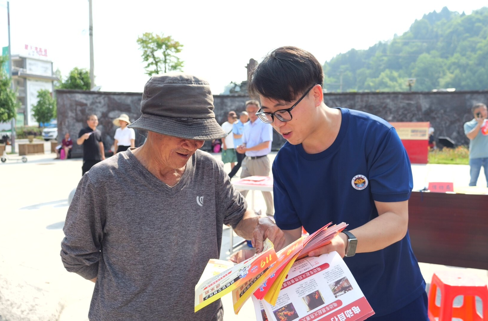 桑植县多部门联合开展农村法治宣传月活动