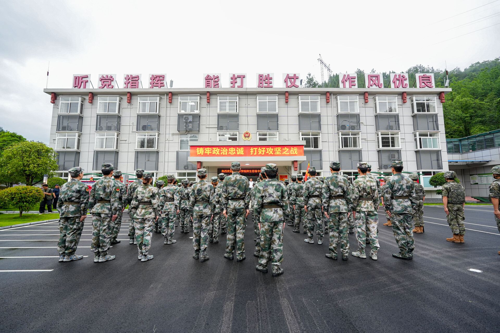 “沉浸式”体验！这场军营开放日让师生们收获满满！