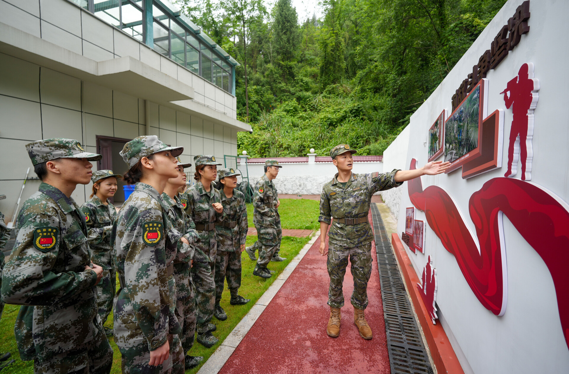 “沉浸式”體驗！這場軍營開放日讓師生們收獲滿滿！