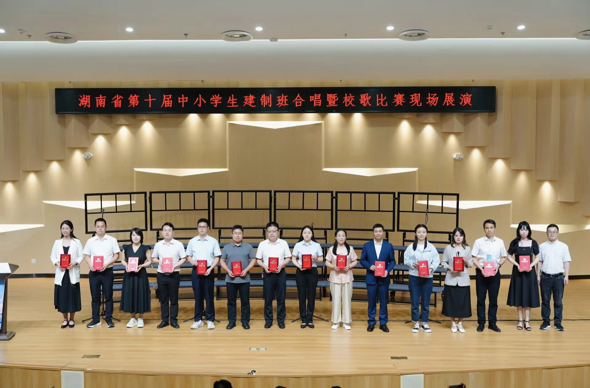 賀龍中學(xué)健美操校隊與合唱團(tuán)在省級文體賽事中斬獲佳績
