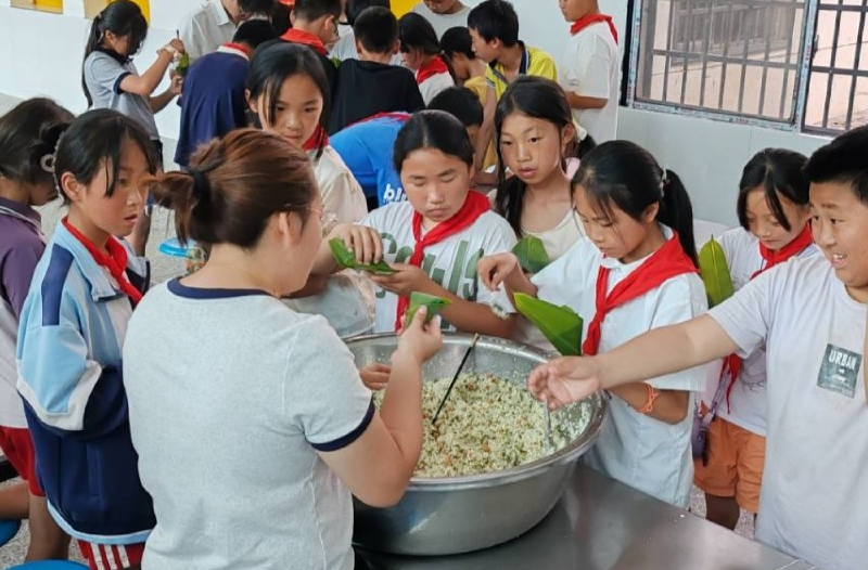 走馬坪小學(xué)師生共包粽子樂享勞動端午