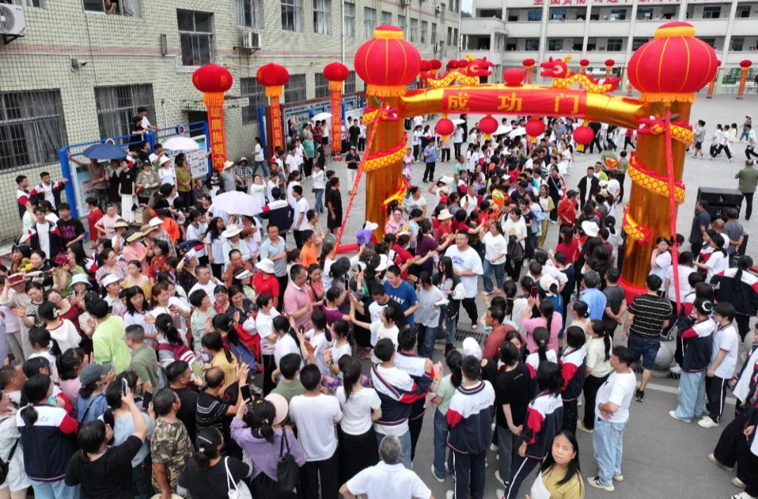 温情送考 为梦护航