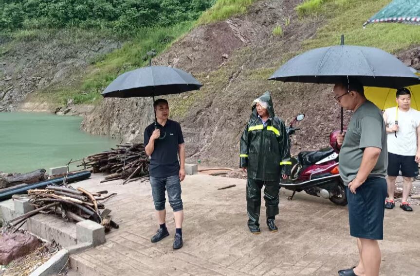 竹叶坪乡筑牢防汛“安全堤坝”