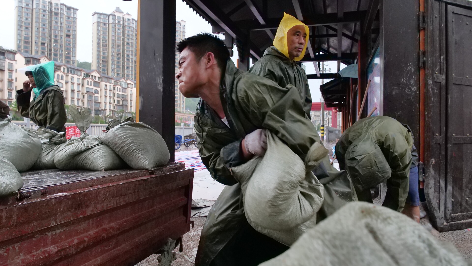 暴雨中的“逆行”志愿者 娄底小伙自驾支援桑植