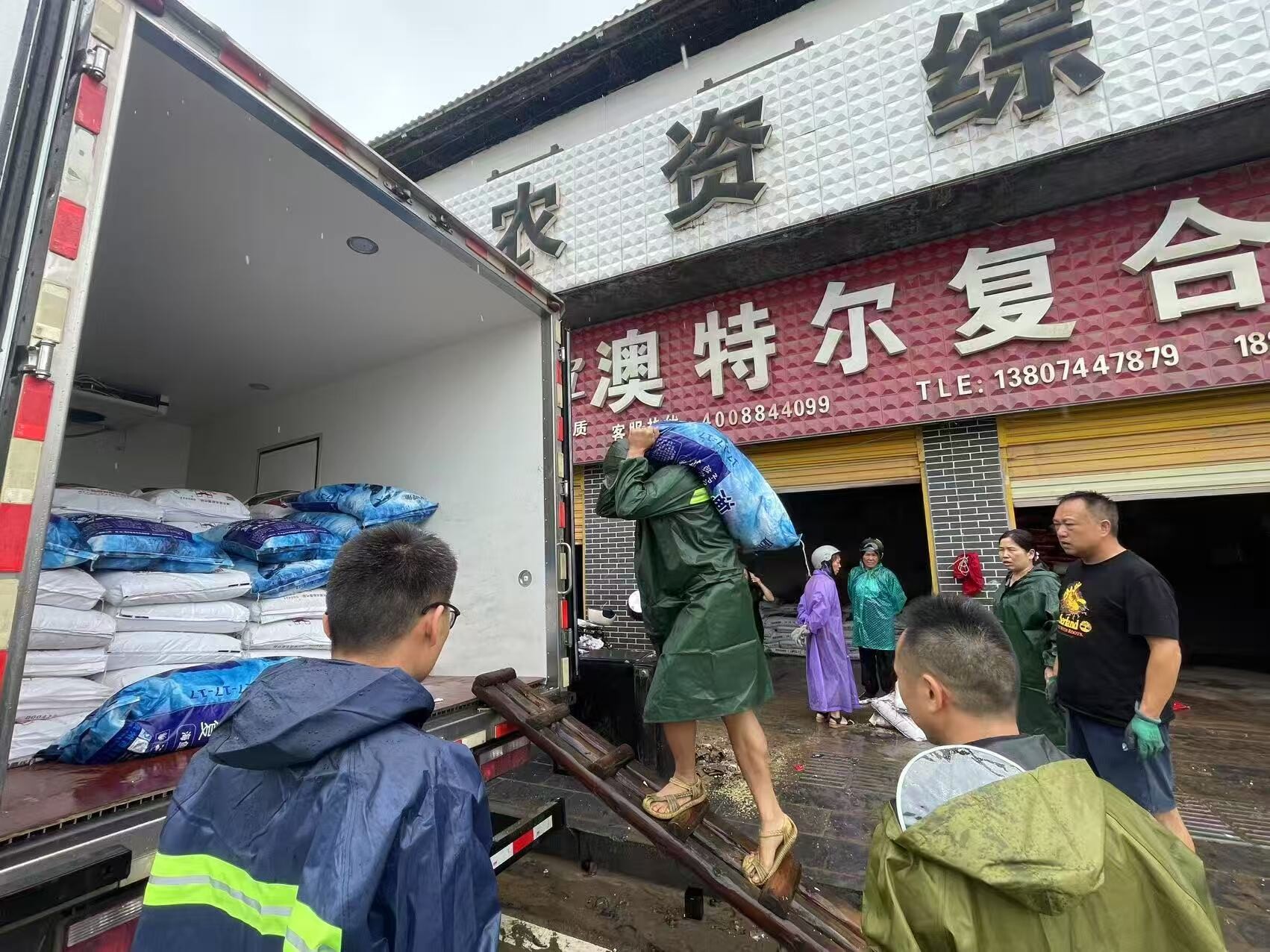 桑植县农业农村局安全转移农资物资12吨