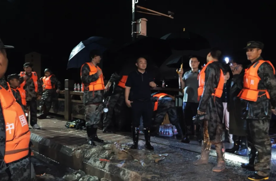 雨夜巡查 梁高武实地督导防汛救灾工作