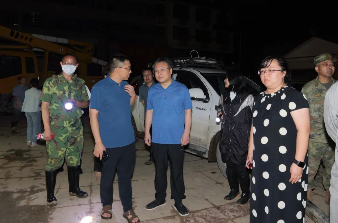 曹飛檢查城區(qū)衛(wèi)生清掃工作并看望慰問清淤一線人員