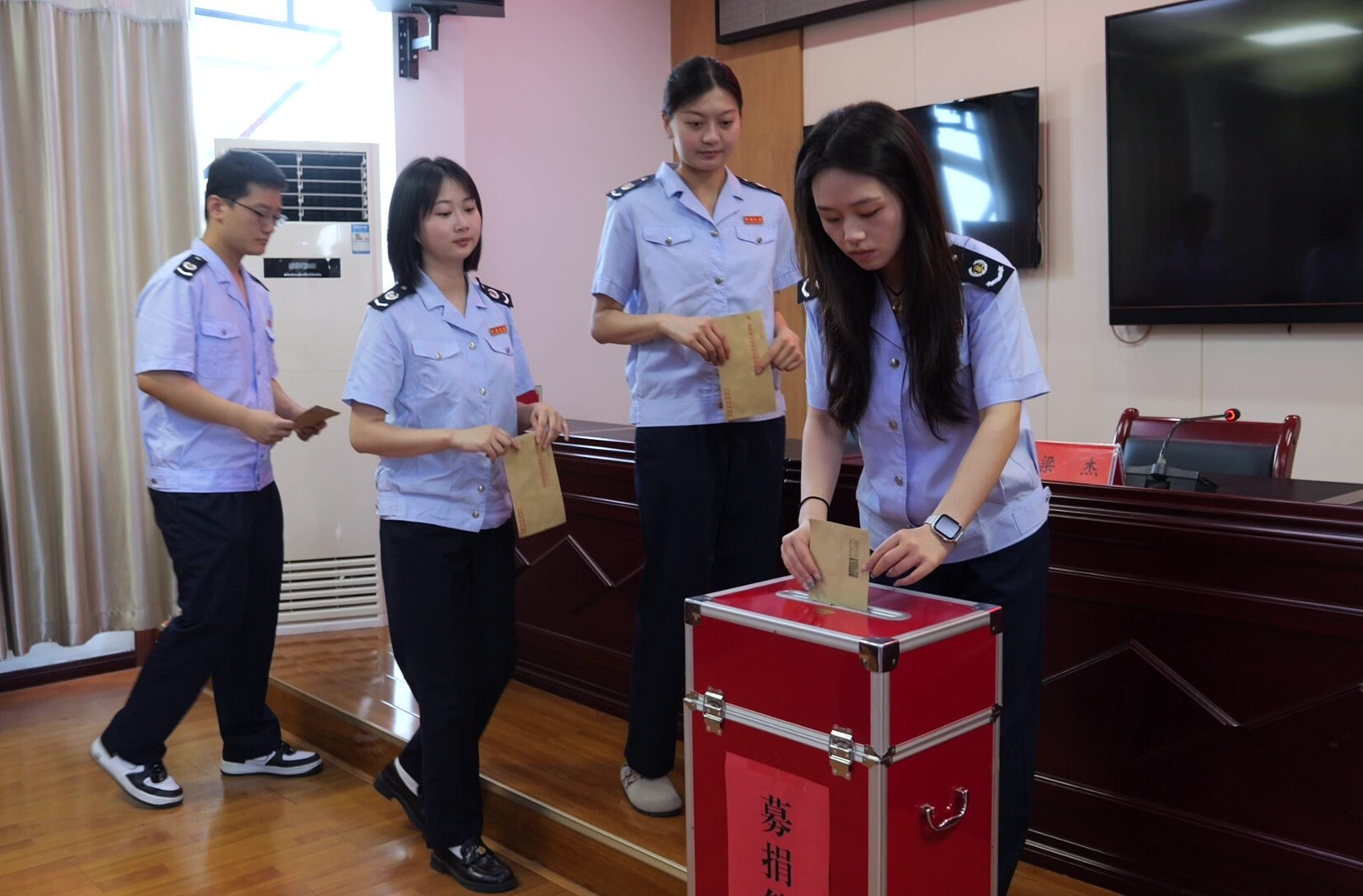 縣財(cái)稅系統(tǒng)捐款捐物近7萬元 助力重建家園