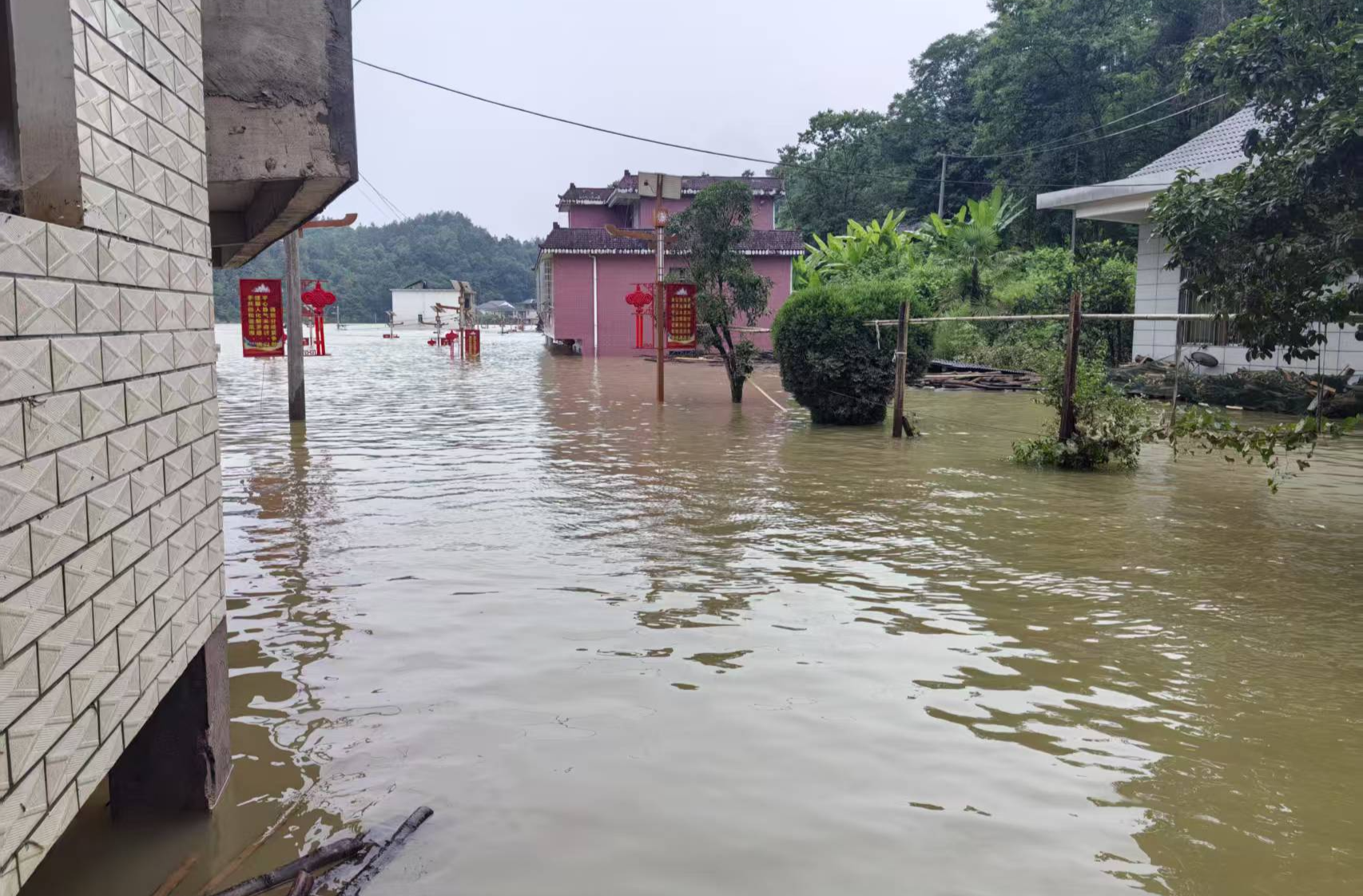 桑植縣力行社會(huì)工作服務(wù)中心助力八大公山鎮(zhèn)抗洪救災(zāi)