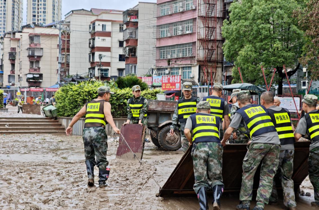 橋自彎鎮(zhèn)基干民兵戰(zhàn)士石家坤：洪流中的“迷彩”脊梁