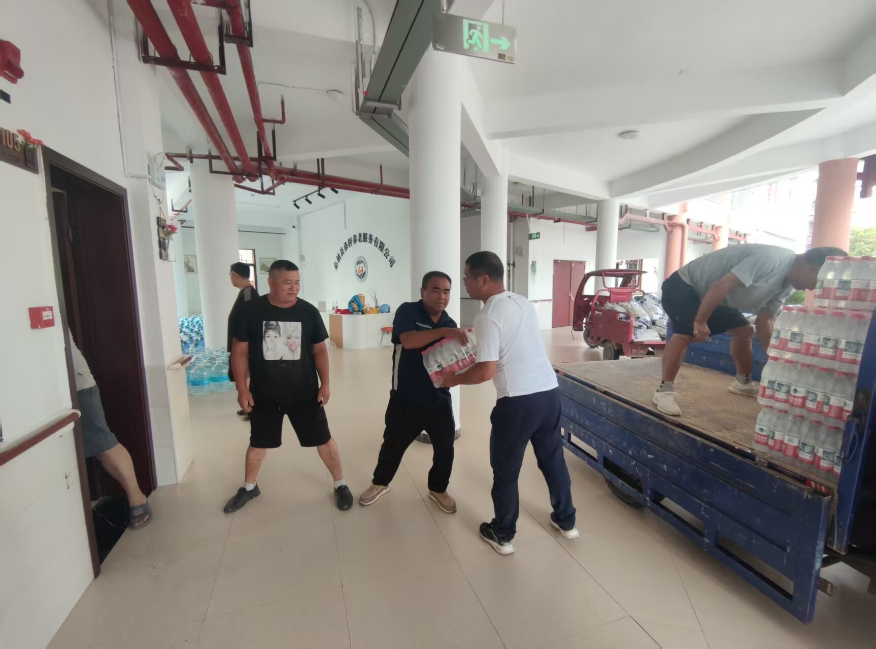 县慈善总会高效发放捐赠物资