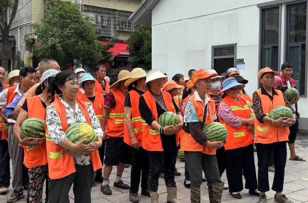 熱心市民送西瓜 致敬城市“美容師”