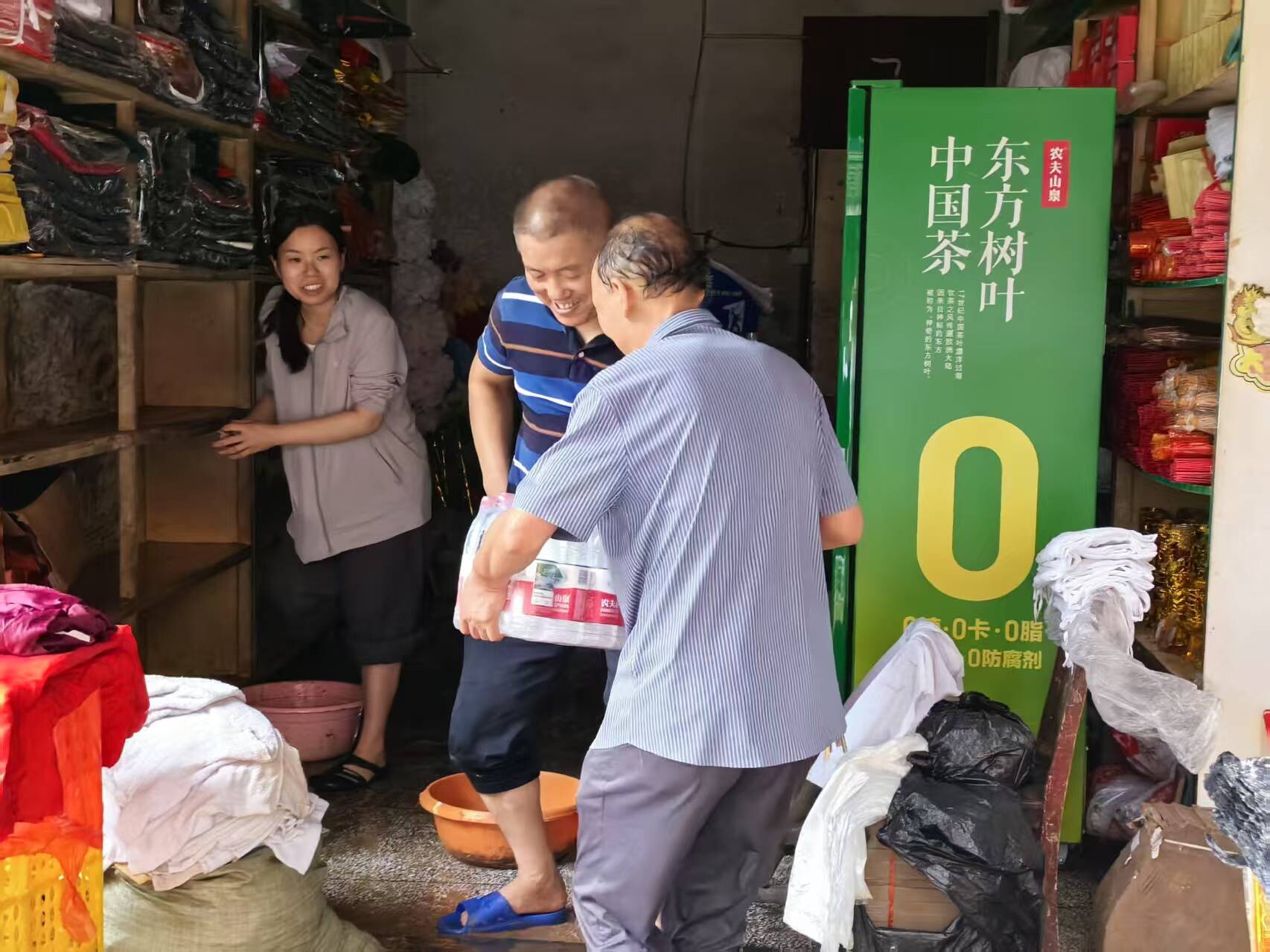 李小军：暴雨洪流中的社区守护者