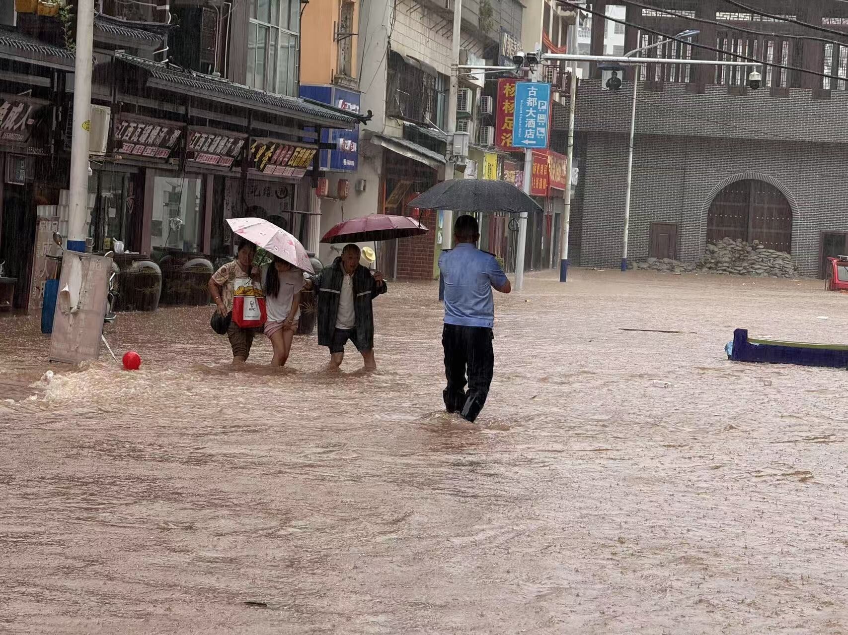 李小軍：暴雨洪流中的社區(qū)守護(hù)者