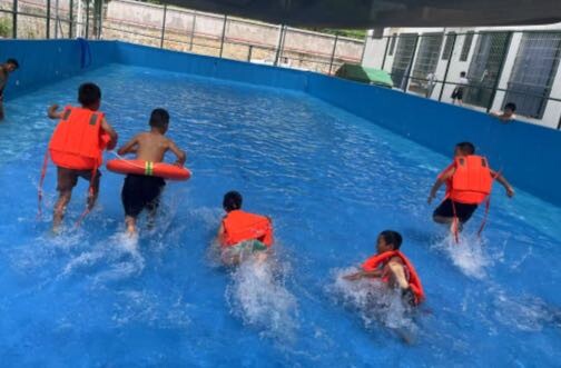 芙蓉学校泳池首开课：体教融合 乐享“安全第一课”