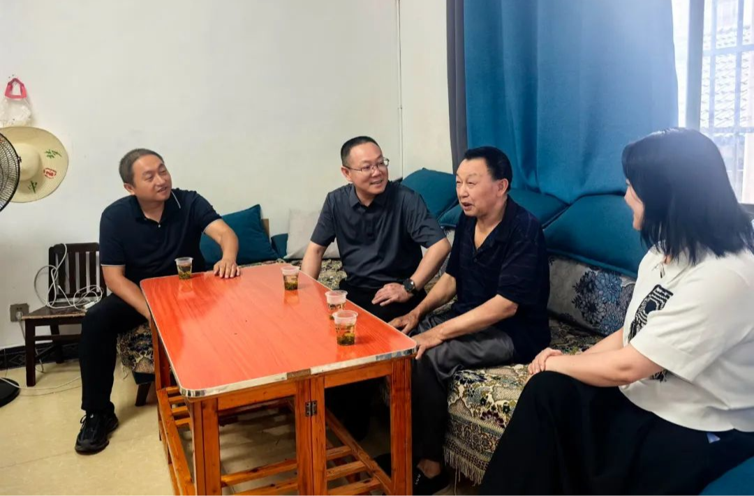 桑植縣領(lǐng)導(dǎo)走訪慰問(wèn)老黨員與困難黨員