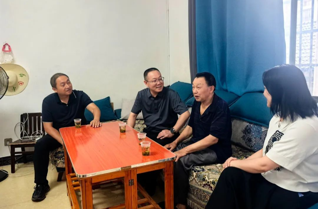 桑植县领导走访慰问老党员与困难党员